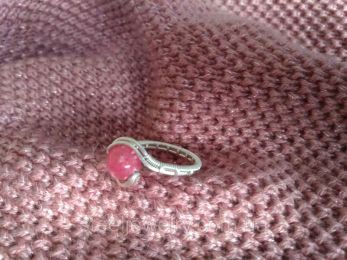 Кольцо с натуральным камнем нефрит (окрашенный) розовый цвет